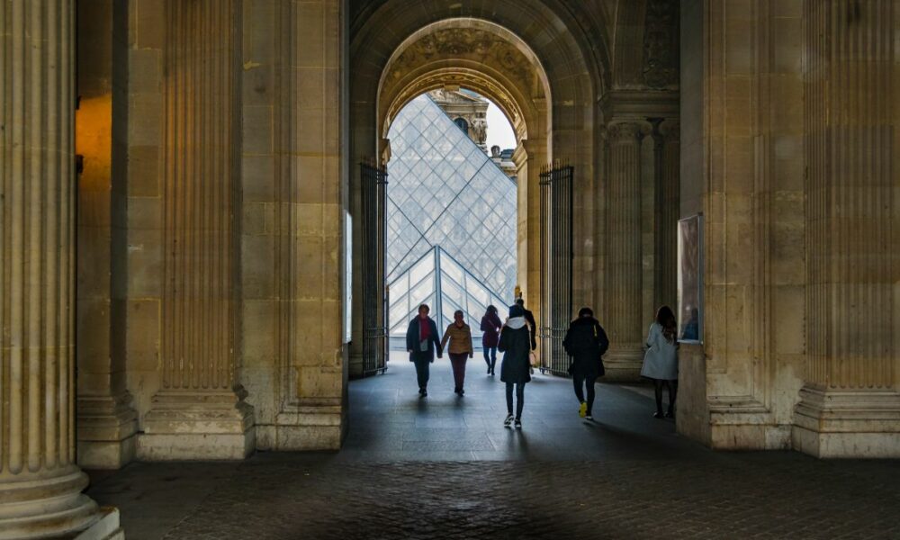 Pyramide du Musée du Louvre Paris