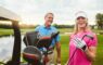 homme et femme qui jouent au golf